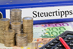 Münzen, Scheine und Taschenrechner